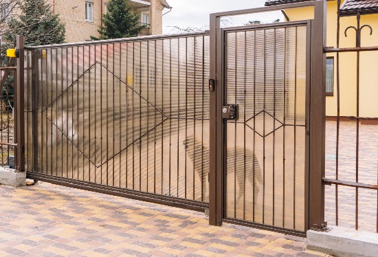 Купить ворота из профлиста с элементами ковки, с металлическими столбами в рамке или под дерево в Кингисеппе от 157455 руб